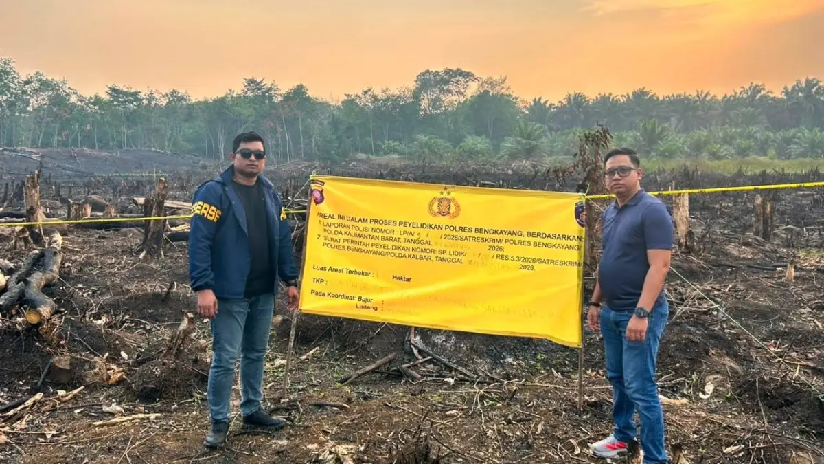 Personel Polda Kalbar melakukan penyegelan terhadap lokasi yang diduga berkaitan dengan kasus karhutla di Kalbar. (POLDA KALBAR FOR PONTIANAK POST)