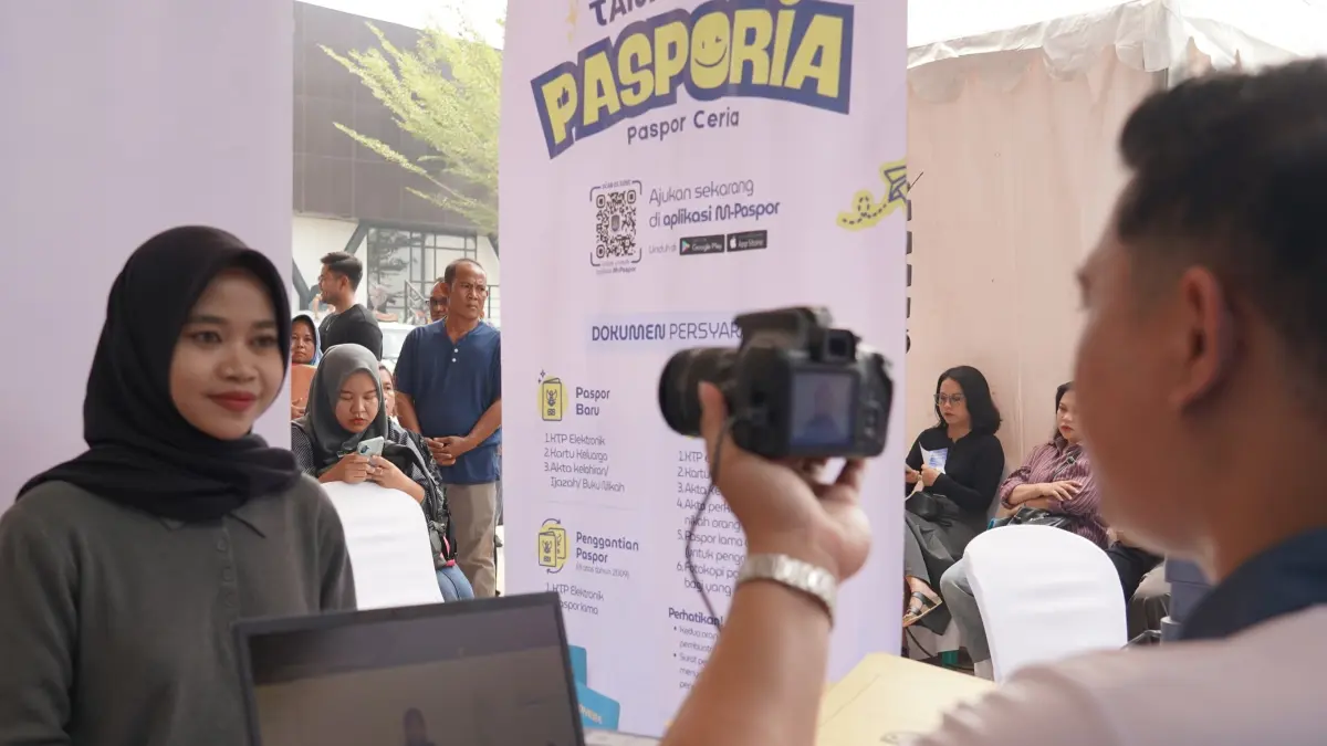 Petugas Imigrasi Putussibau saat memberikan pembuatan paspor bagi masyarakat perbatasan di Kapuas Hulu.(ISTIMEWA) 


