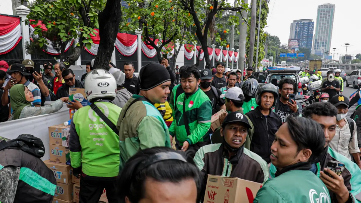 Sejumlah ojek online dari berbagai daerah membawa bantuan logistik makanan dan minuman di depan Kompleks Parlemen, Senayan, Jakarta, Rabu (26/8/2026). Menjelang puncak aski pada tanggal 27 Agustus 2026 bantuan masyarakat terus mengalir ke posko pengumpulan donasi, selain itu AMPB juga menjual baju yang hasilnya akan digunakan untuk keperluan aksi. FOTO: SALMAN TOYIBI/JAWA POS