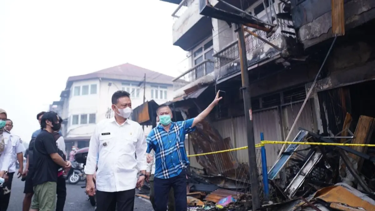 MENINJAU LOKASI: Wali Kota Pontianak Edi Rusdi Kamtono meninjau langsung deretan ruko yang terbakar di Jalan Barito, Rabu (26/8/2026), sekaligus meminta bangunan terdampak segera diamankan untuk mencegah korban susulan akibat potensi struktur runtuh. (Prokopim Pemkot Pontianak)