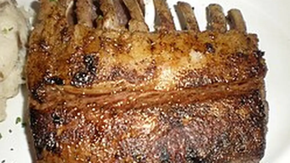 Rack of lamb panggang disajikan setelah dimasak hingga medium-rare dengan balutan rosemary dan Dijon mustard. (DOK WIKIPEDIA) 