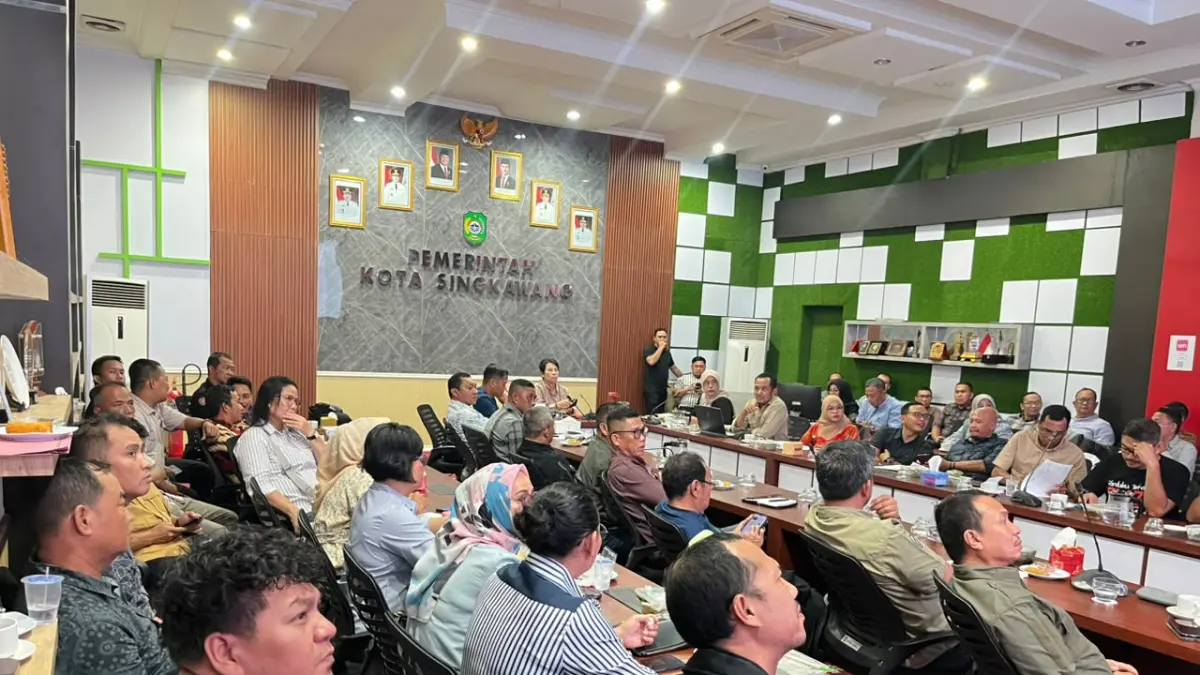 Rapat Koordinasi Penanggulangan Bencana Daerah Penanganan Karhutla di Ruang Rapat Kantor Wali Kota Singkawang, Senin (24/8) malam.