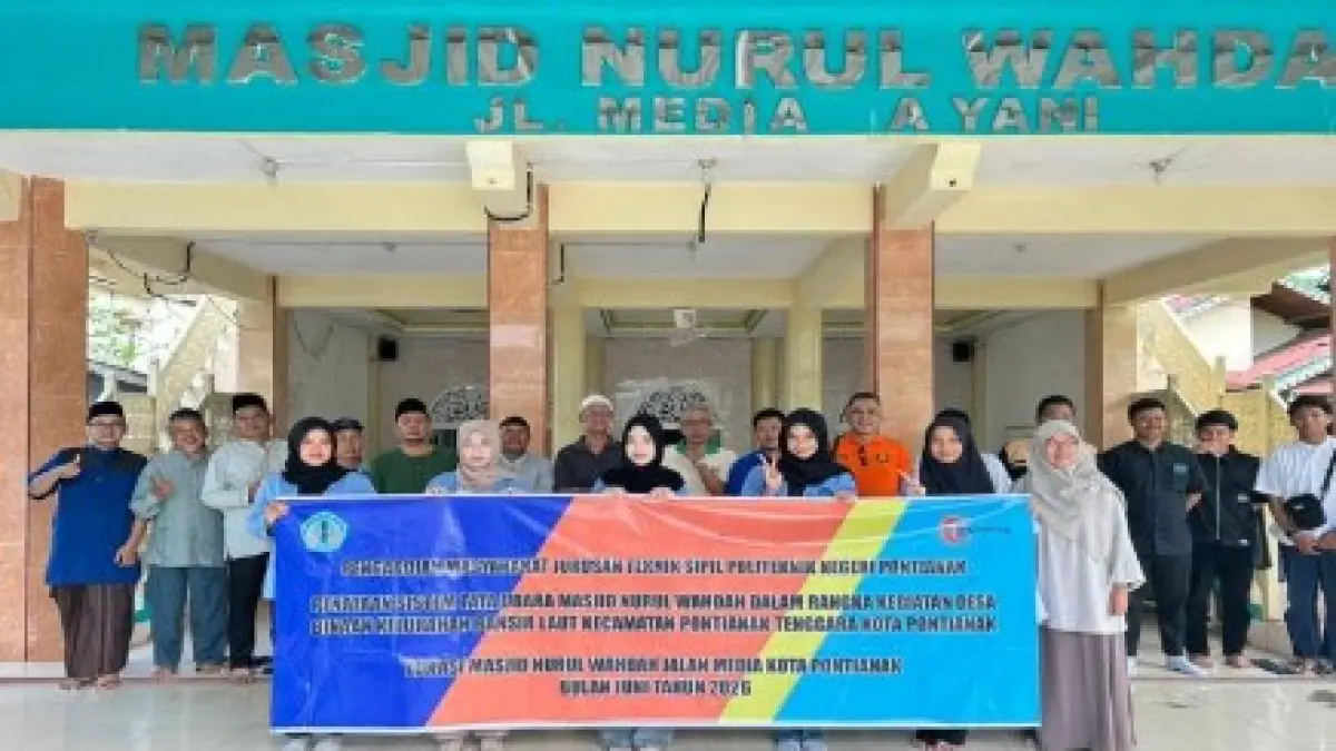 Tim Bina Desa Jurusan Teknik Sipil Politeknik Negeri Pontianak bersama pengurus dan jemaah Masjid Nurul Wahdah usai kegiatan penataan sistem tata udara dalam program Desa Binaan Kelurahan Bansir Laut.