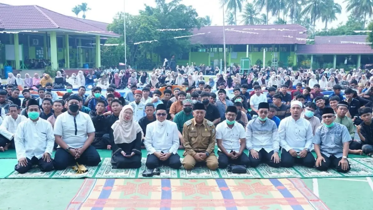 Wabup Mempawah, Juli Suryadi Burdadi saat menghadiri kegiatan Inspirasi Dhuha di SMAN 2 Mempawah.