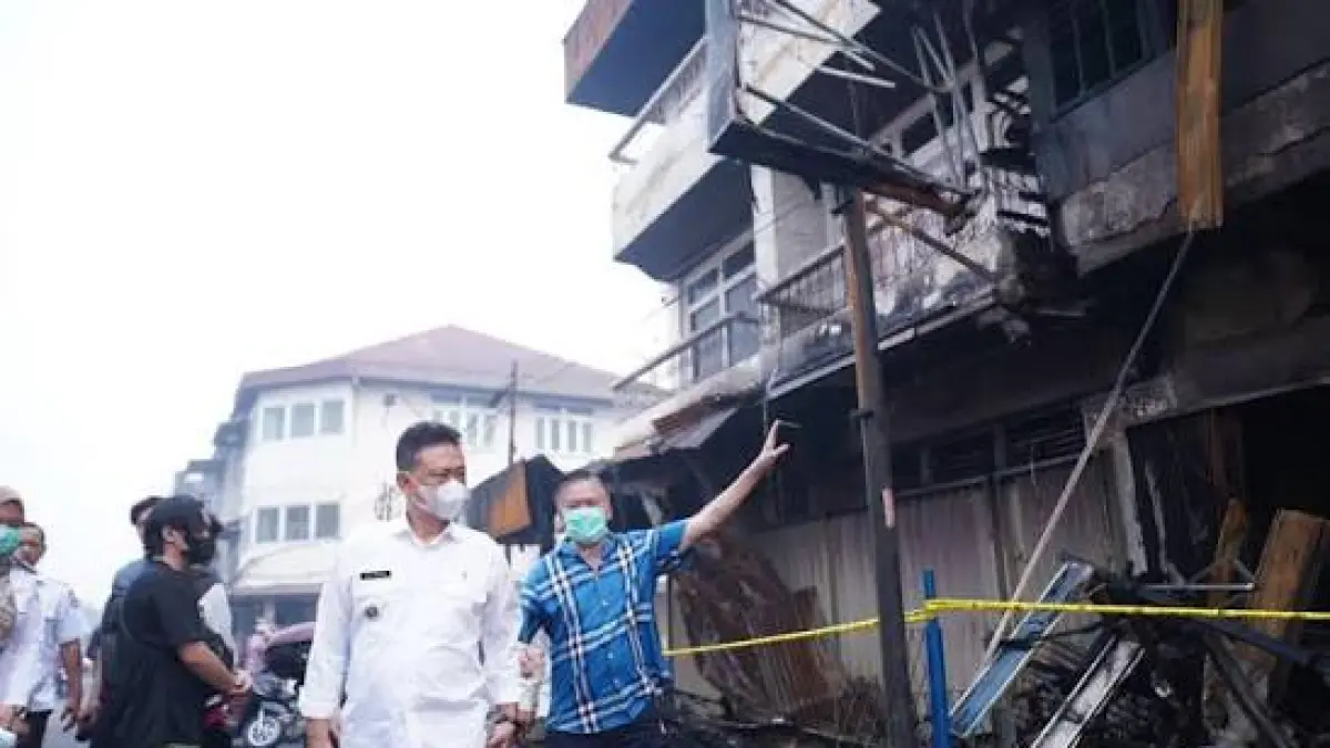 Wali Kota Pontianak Edi Rusdi Kamtono meninjau lokasi kebakaran 18 ruko di kawasan Jalan Barito, Rabu (26/8/2026).