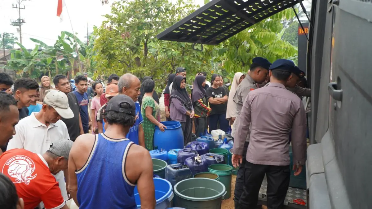 Warga Desa Kuala Dua, Kecamatan Sungai Raya, Kabupaten Kubu Raya, mengantre mendapatkan bantuan air bersih dari Satbrimob Polda Kalbar di tengah kemarau panjang, Rabu (26/8/2026).