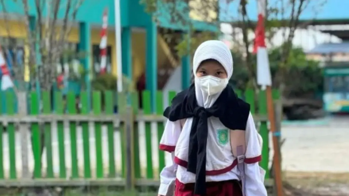 Warga diimbau mengenakan masker saat keluar rumah karena kualitas udara menurun akibat kabut asap karhutla, (ANTARA/Agus Salam)