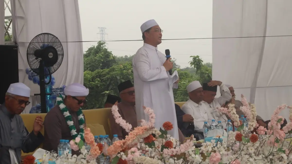 Gubernur Kalimantan Barat Ria Norsan saat menghadiri Peringatan Maulid Nabi Muhammad SAW dan Haul Akbar Abuya Habib Hasan bin Ahmad Baharun ke-28 serta Ummuna Khadijah binti Muhammad Hinduan ke-2 bersama Masyayikh Dalwa Bangil di Pondok Pesantren Raudlatul Muhibbin, Jalan Selat Panjang 2, Kelurahan Siantan Hulu. (Adpim Pemprov Kalbar)