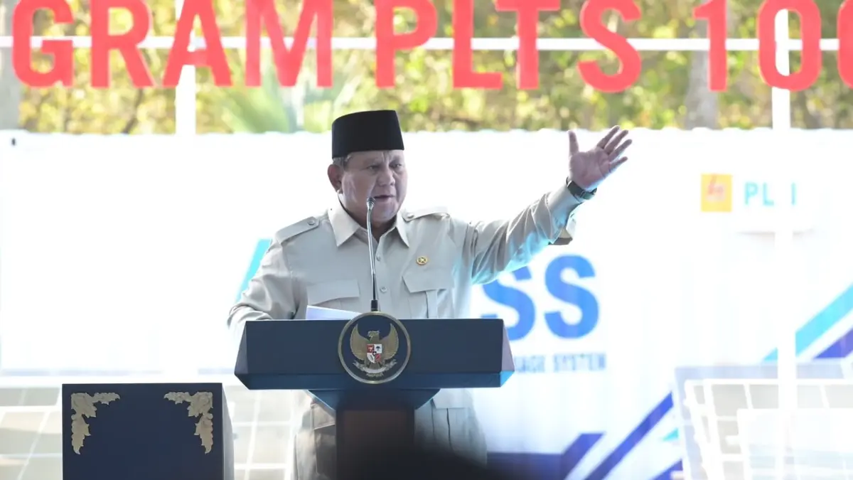 Presiden Republik Indonesia, Prabowo Subianto dalam sambutannya pada Launching & Groundbreaking Program PLTS 100 GWp di Gilimanuk, Bali, Selasa (25/8) mengatakan, pengembangan energi surya menjadi salah satu langkah strategis untuk mempercepat terwujudnya kemandirian dan swasembada energi Indonesia. Menurutnya, pemanfaatan potensi energi terbarukan harus dilakukan secara masif agar kebutuhan energi nasional dapat dipenuhi dari sumber energi domestik sekaligus memberikan dampak ekonomi yang luas bagi masyarakat.