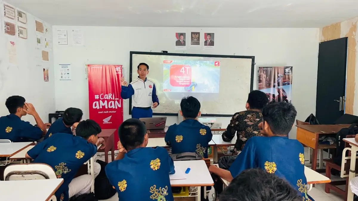 Astra Motor Kalbar Ajarkan Safety Riding kepada Pelajar SMKN 9