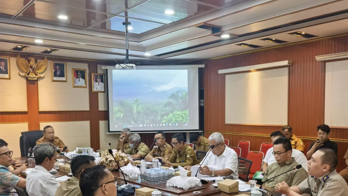 Bupati Ketapang, Alexander Wilyo, memimpin mediasi antara Kelompok Tani PTT daam PT. PTS, Senin (24/8). (ISTIMEWA)

