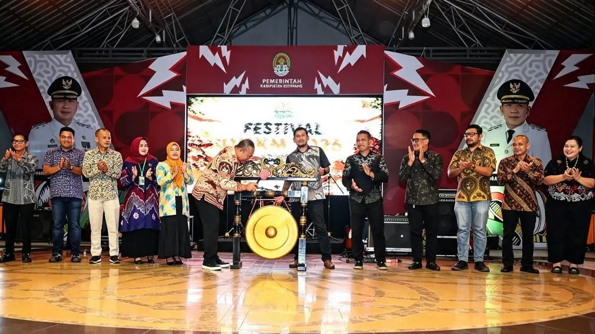 Bupati Ketapang, Alexander Wilyo, memukul gong sebagai tanda berakhirnya Festival UMKM dn Kreativitas Pemuda 2026, Selasa (25/8) malam. (ISTIMEWA)
