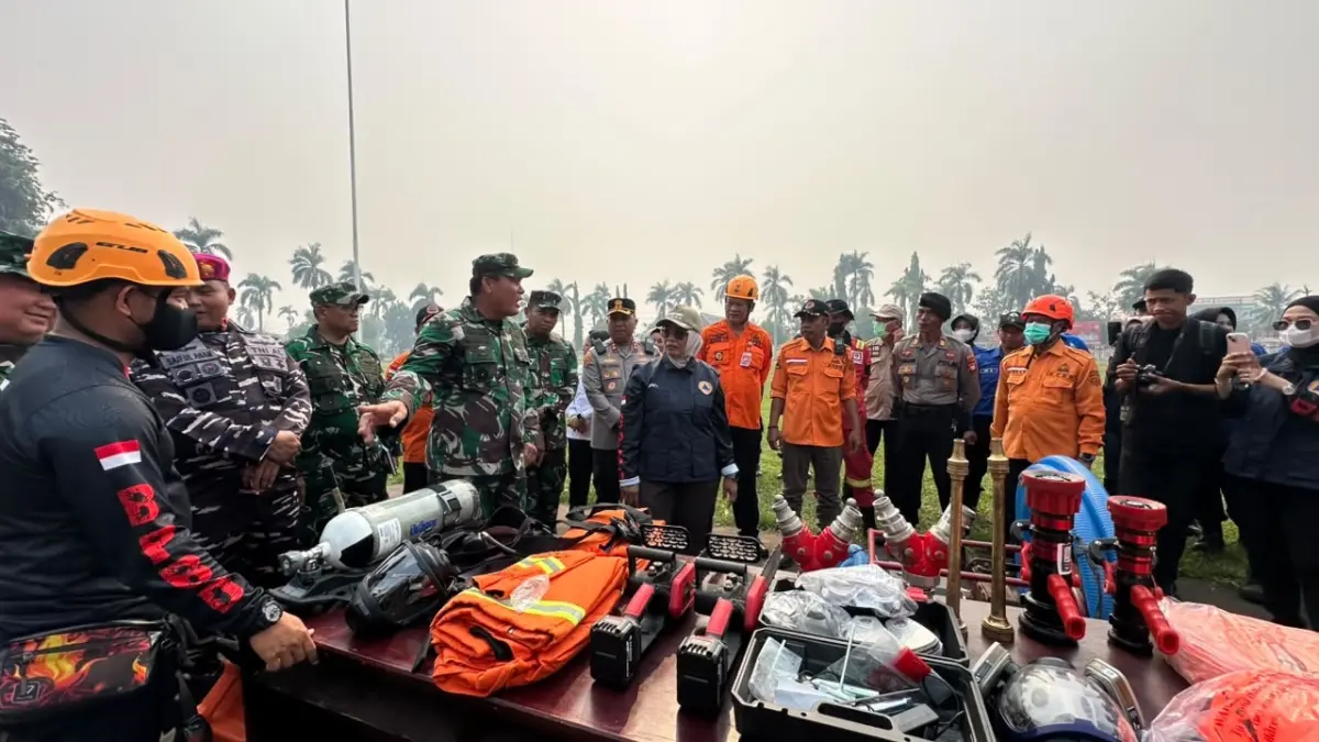 Bupati Mempawah, Erlina mengecek peralatan dan kelengkapan petugas.