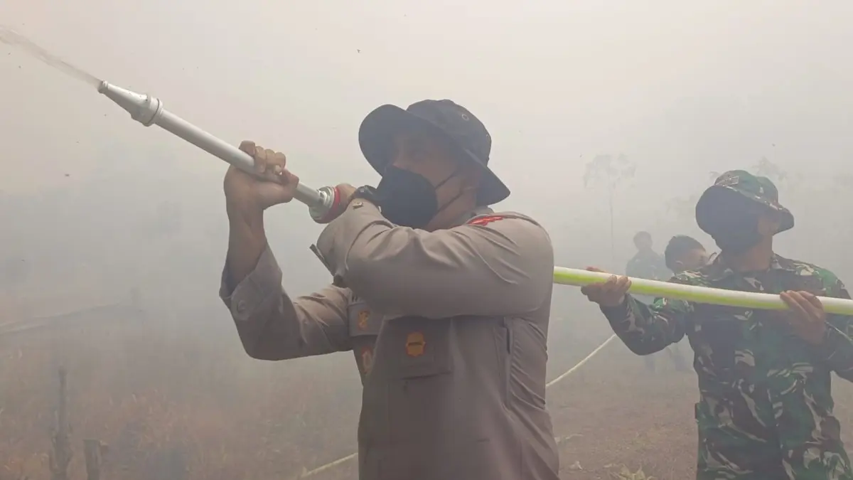 Dandim dan Kapolres Kapuas Hulu saat turun langsung memadamkan api Karhutla Desa Nanga Awin Kecamatan Putussibau Utara.(ISTIMEWA) 