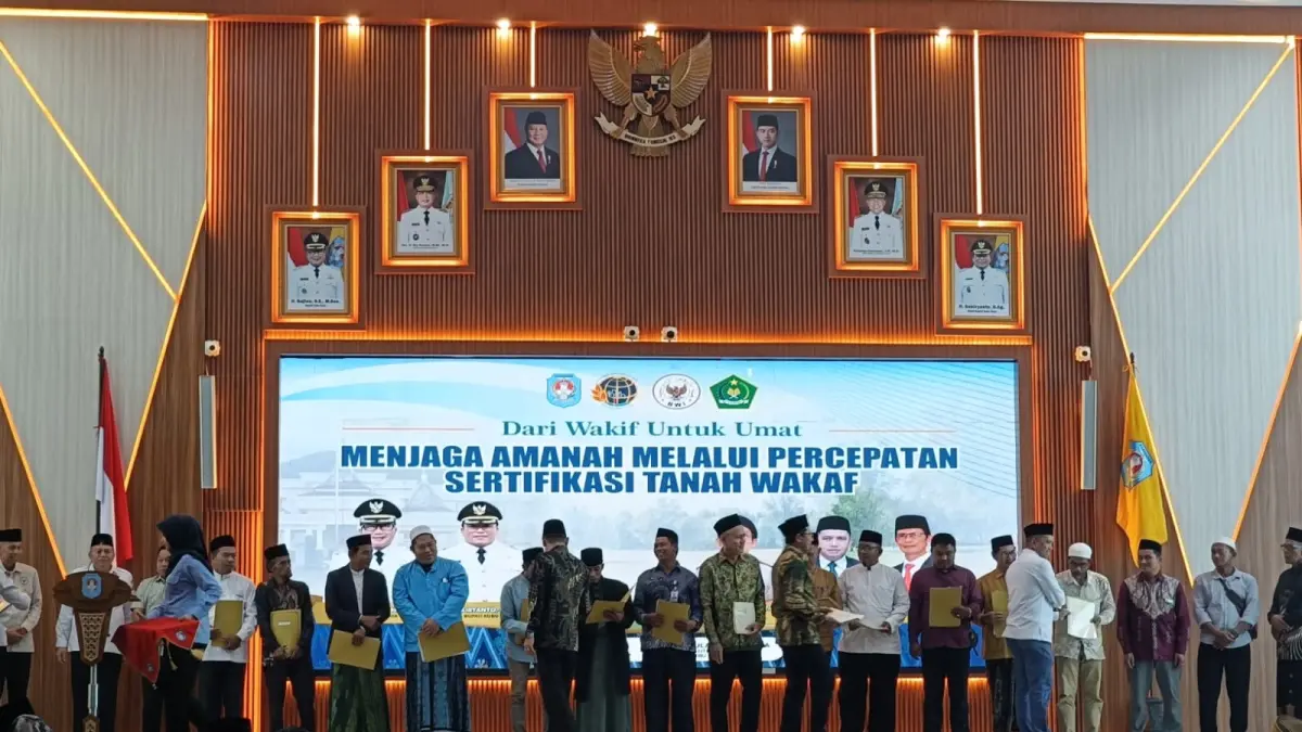 Foto bersama usai penyerahan sertifikat.
