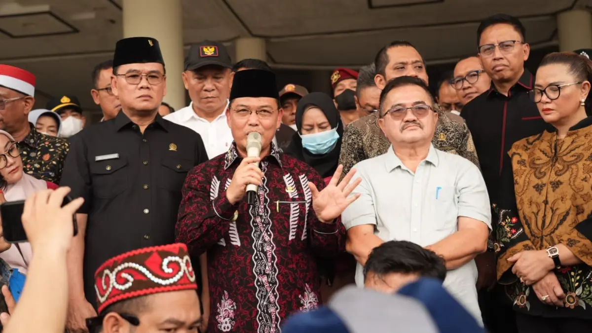 Gubernur Kalbar Ria Norsan berbicara di depan massa aksi di Gedung DPRD Kalbar pada Kamis (27/8). (ISTIMEWA)