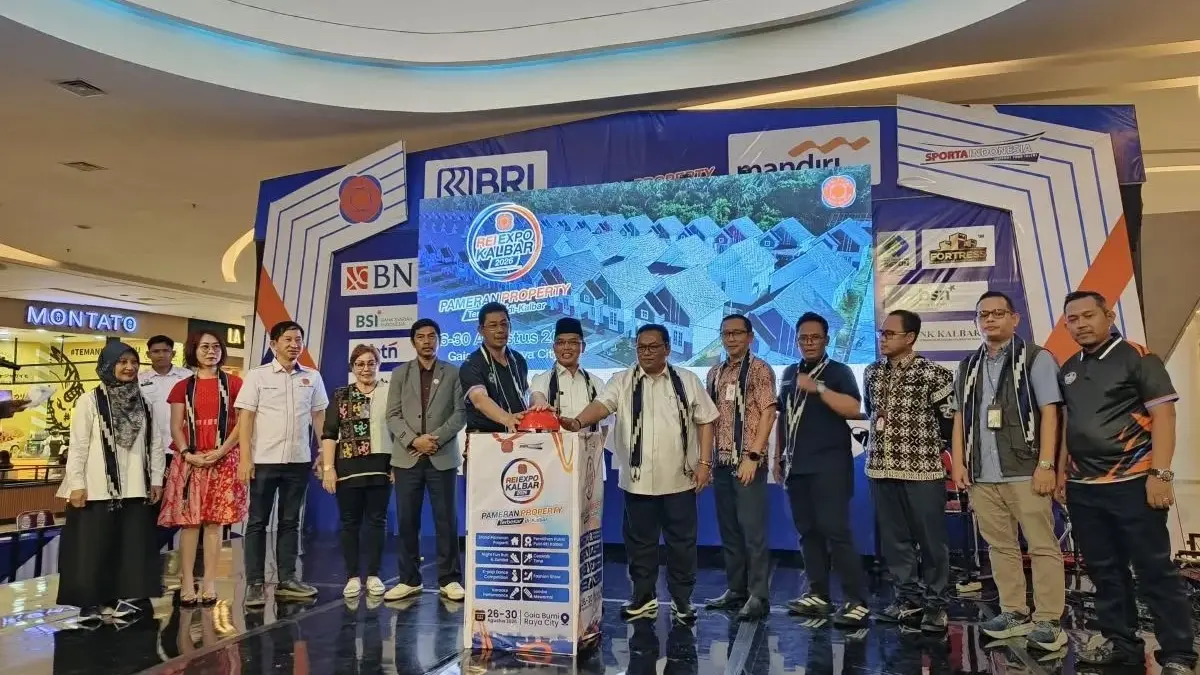 Gubernur Kalbar Ria Norsan, Wakil Bupati Kubu Raya Sukiryanto Ketua REI Kalbar Bahrudin menekan tombol sirine sebagai tanda dibukanya REI Expo Kalbar 2026 yang berlangsung pada 26–30 Agustus 2026 di Gaia Mall Bumi Raya.