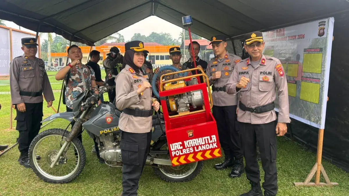 Kapolres Landak AKBP Devi Ariantari mengecek posko kebakaran hutan dan lahan (Karhutla) di Mapolres Landak pada Selasa (25/8). (HUMAS POLRES LANDAK)