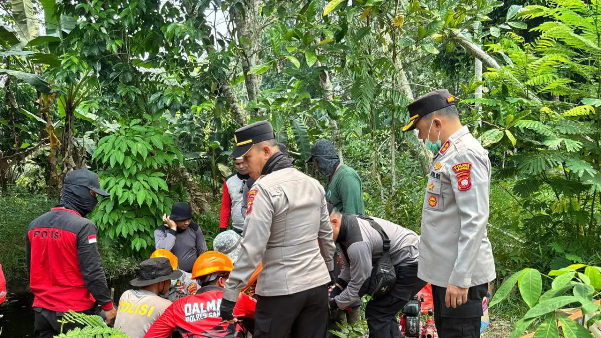 Kapolres Sambas AKBP Sanny Handityo turun langsung dalam kegiatan pemadaman karhutla pada Rabu (26/8).