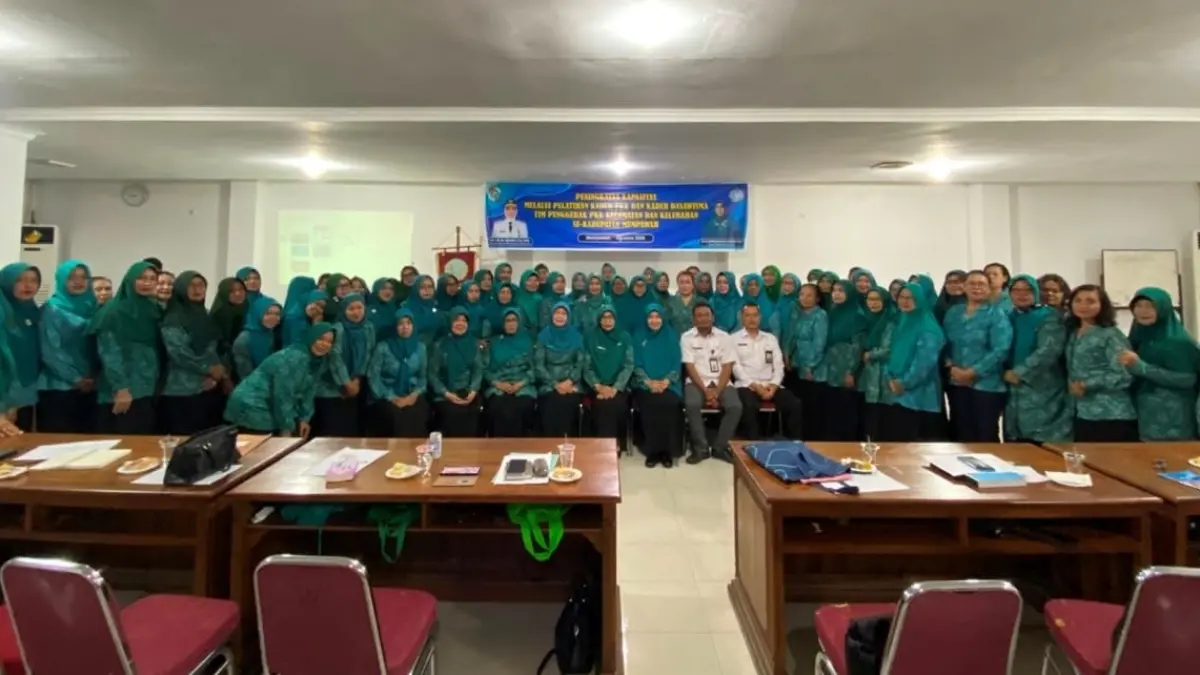 Ketua TP PKK Kabupaten Mempawah Rosnilawati Juli Suryadi foto bersama para kader peserta pelatihan peningkatan kapasitas.