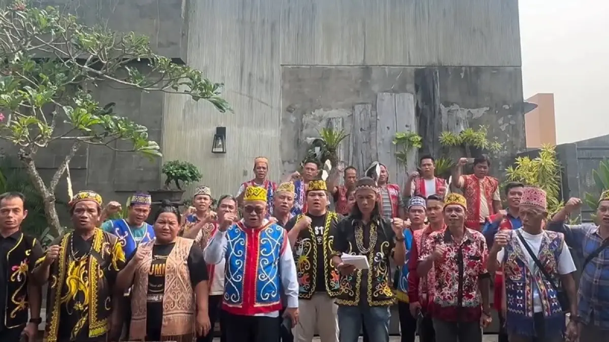 Masyarakat Adat Kabupaten Kapuas Hulu saat melakukan penolakan  terhadap rencana pencabutan Perda Nomor 1 Tahun 2022 tentang Pembukaan Lahan Berbasis Kearifan Lokal.(ISTIMEWA) 

