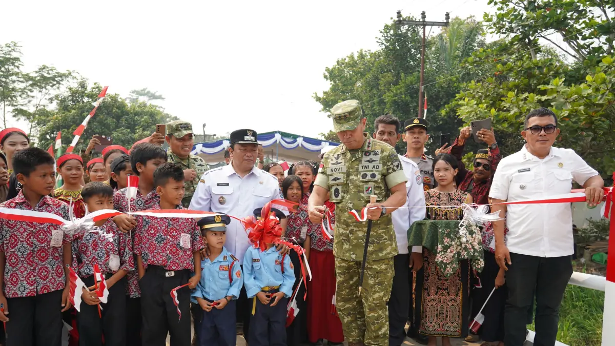  Pangdam XII Tanjungpura, Mayjen TNI Novi Rubadi Sugito didampingi Wabup Kubu Raya, Sukiryanto meresmikan Jembatan Garuda di Desa Kampung Baru, Kecamatan Kubu, Kabupaten Kubu Raya, Rabu (26/8). ( ISTIMEWA )