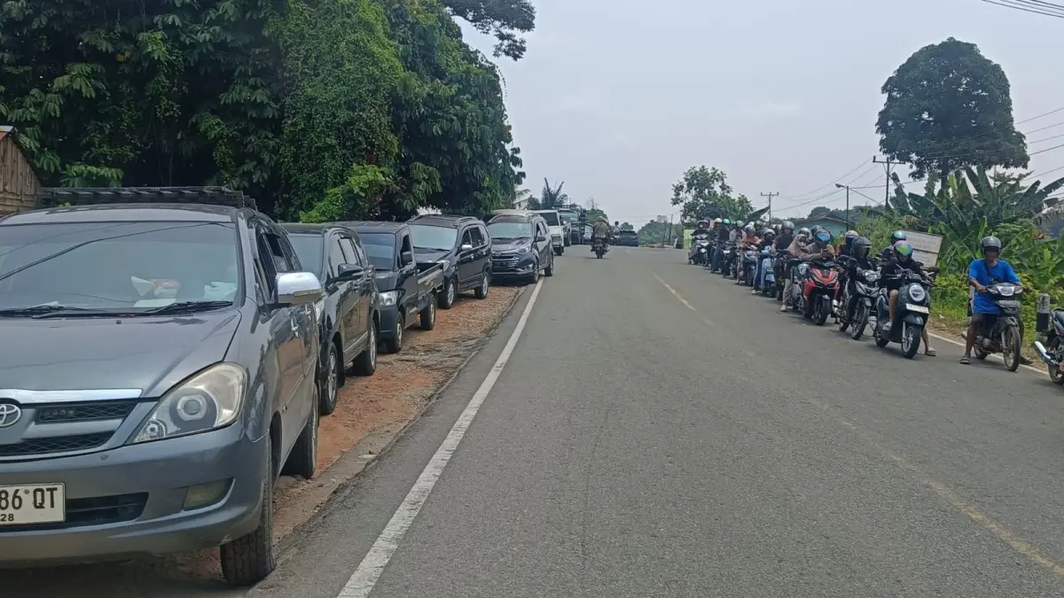 PANJANG: Antrean panjang di SPBU Pemda Kapuas Hulu masih terjadi saat ini. (TAUFIK/PONTIANAK POST)