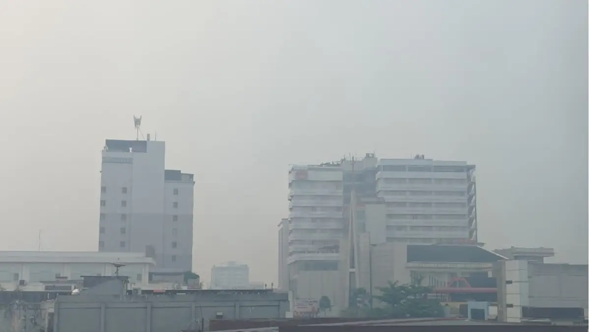 Pemandangan Kota Pontianak yang diselimuti kabut asap karhutla pada Kamis (27/8). Indeks kualitas udara masuk kategori berbahaya. (MIFTAHUL KHAIR/PONTIANAK POST)