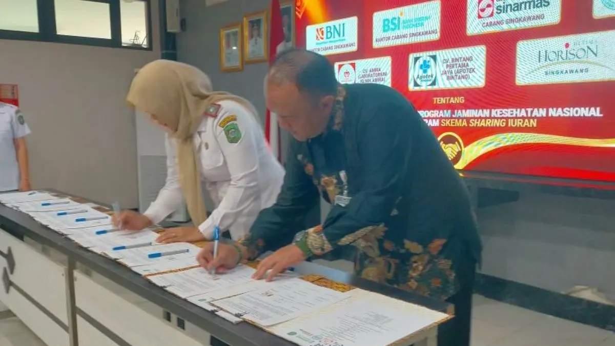 Penandatanganan perjanjian kerja sama dalam Forum Komunikasi dan Kemitraan dengan Pemangku Kepentingan Utama Implementasi Universal Health Coverage (UHC) Kota Singkawang 2026, Rabu (26/8). (ANTARA/Narwati)