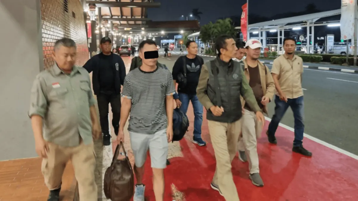 Penyidik mengamankan seorang warga negara Vietnam berinisial VXH di Kota Pontianak yang diduga memiliki keterkaitan dengan jaringan perdagangan ilegal sisik trenggiling lintas negara. (Kemenhut)
