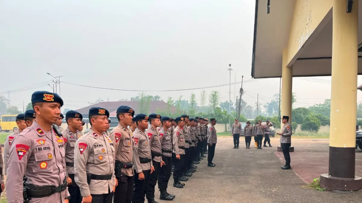 Personel BKO Brimob bersiap menjalankan tugas menangani karhutla di Kubu Raya. (ISTIMEWA)