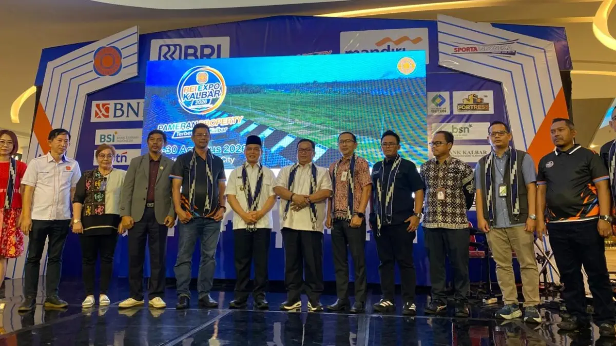 Peserta dan tamu undangan berfoto bersama dalam pembukaan REI Expo Kalbar 2026 di Pontianak.