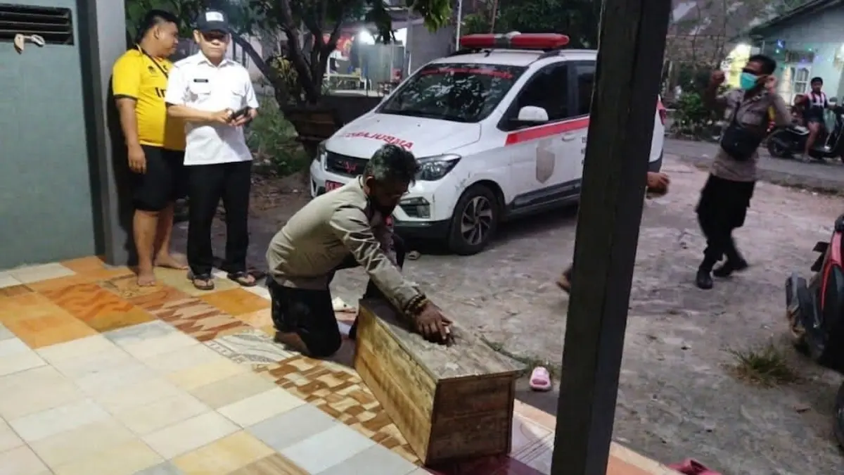 Petugas memakamkan jenazah bayi perempuan yang ditemukan di Sungai Ambangah Kabupaten Kubu Raya pada Rabu (26/8). (ISTIMEWA)