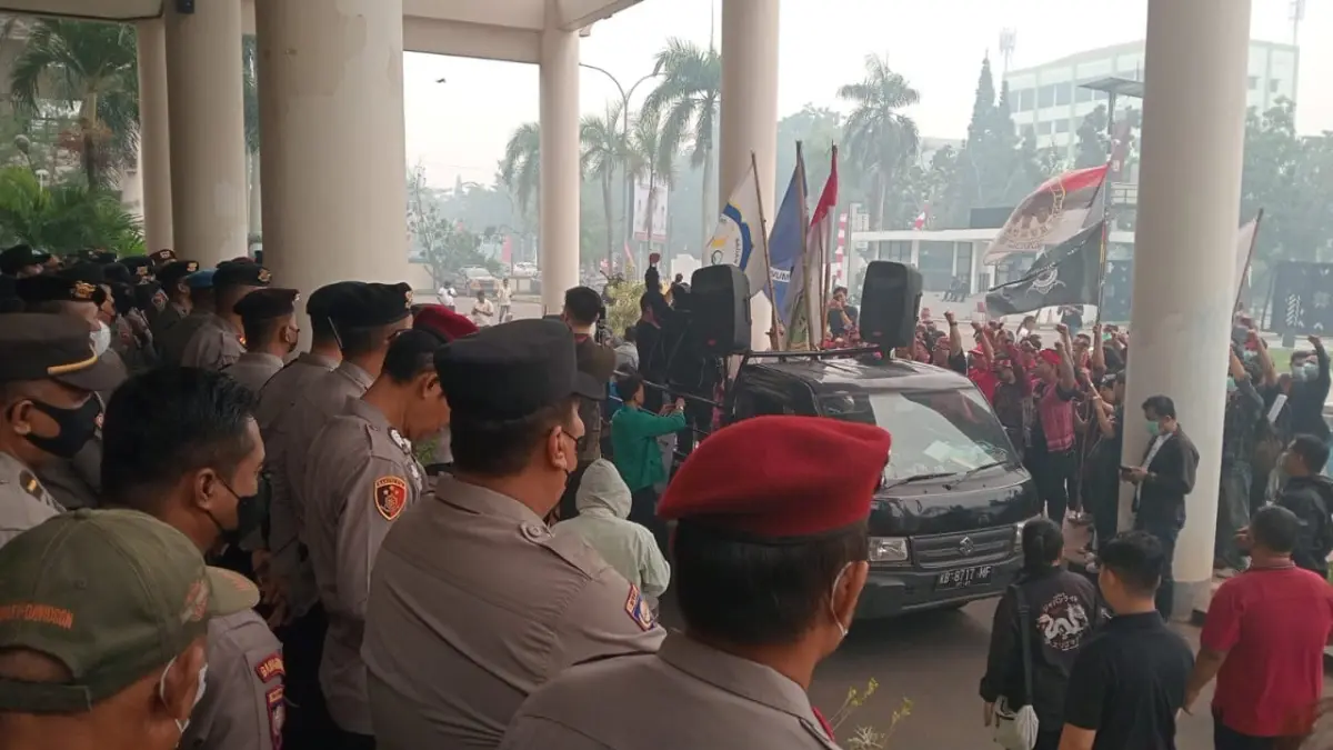 Ratusan massa peserta aksi mendatangi gedung DPRD Kalbar, pada Kamis (28/8). Mereka menolak rencana pencabutan Perda pembukaan lahan perladangan dengan kearifan lokal. (DENY HAMDANI/PONTIANAK POST)
