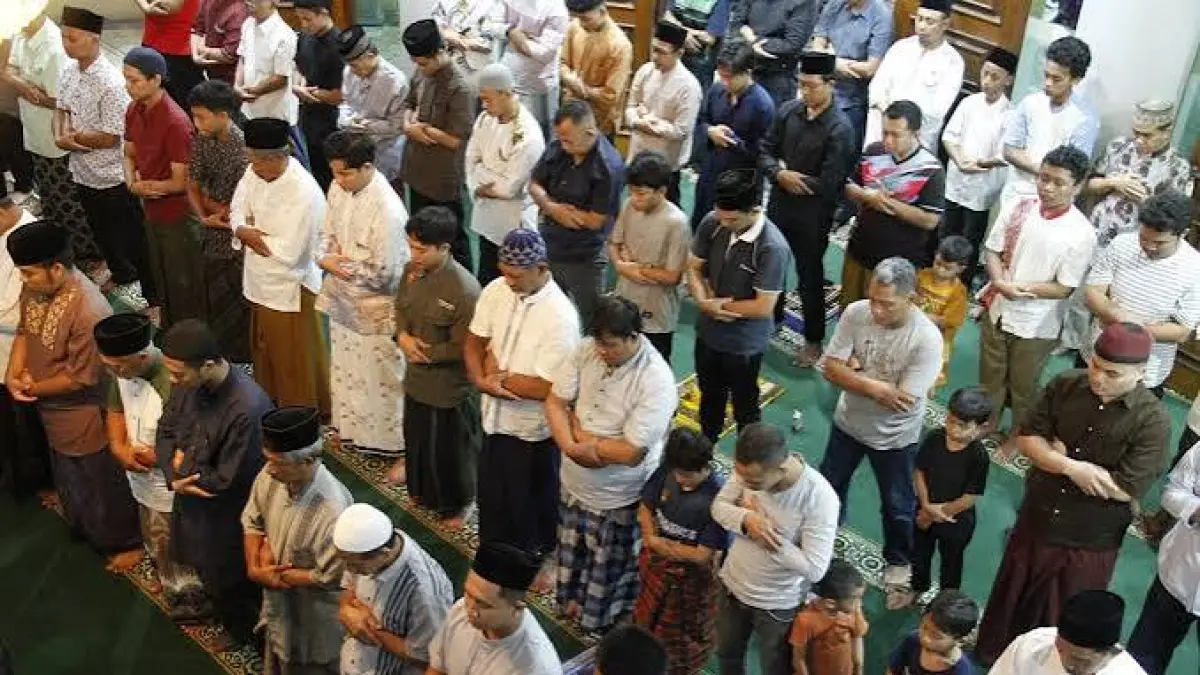 Salat berjamaah di sebuah masjid 