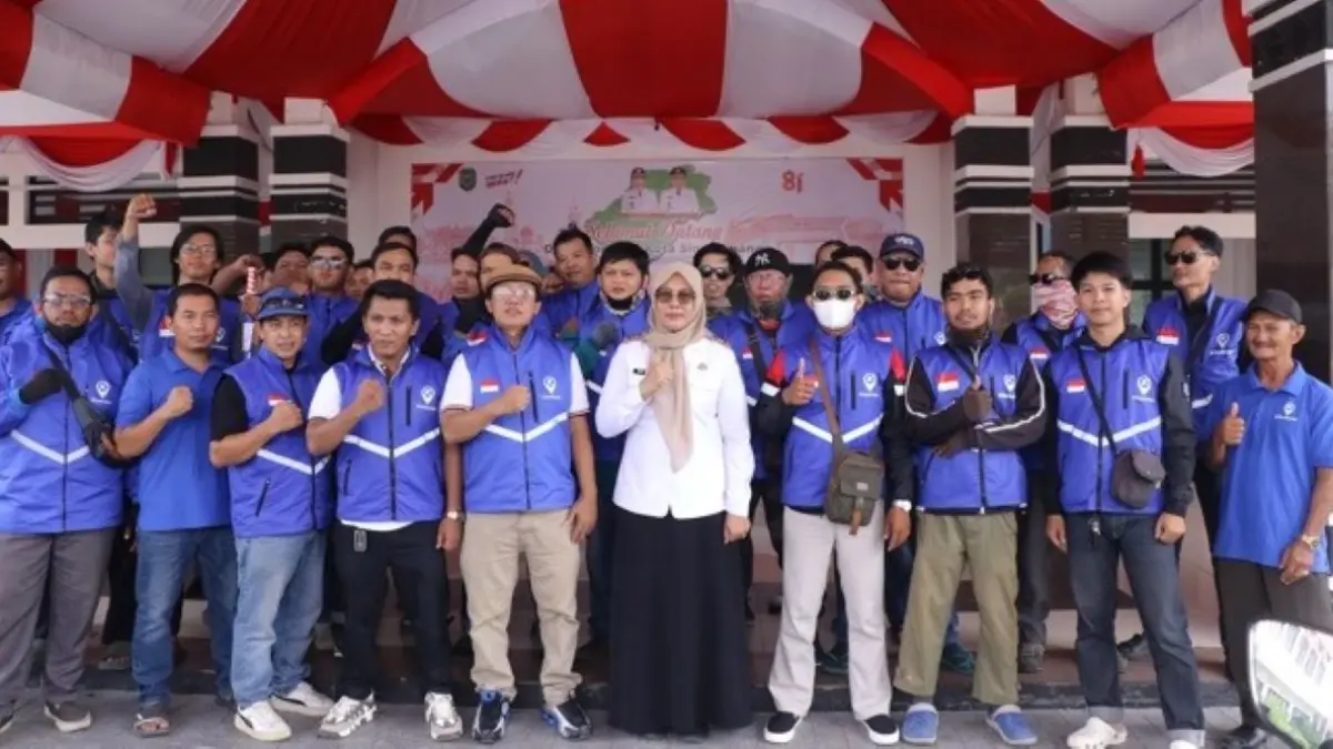 Sekretaris Daerah Kota Singkawang Dwi Yanti bersama puluhan pengemudi ojek online (ojol) KiteAntar sebelum konvoi keliling Kota Singkawang, Rabu (26/8/2026) untuk mengenalkan aplikasi transportasi dan jasa daring karya putra Kalbar.(MC Singkawang)