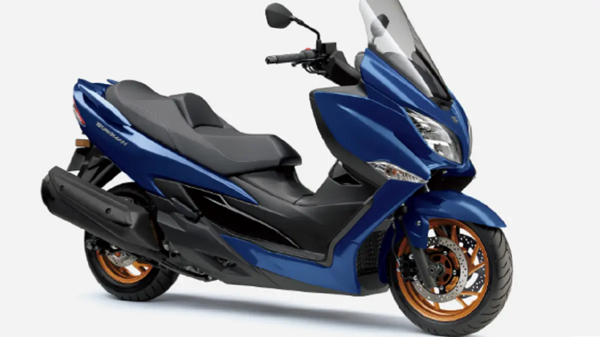 Suzuki Burgman 400 ABS 2026 hadir dengan mesin 399 cc, bagasi 42 liter, kontrol traksi, dan kompatibilitas bensin E10. (RESPONSE.JP)
