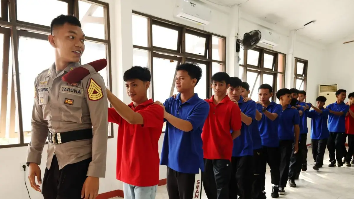 Taruna Akademi Kepolisian (Akpol) memandu siswa mengikuti permainan membangun kekompakan saat Program Taruna Bhakti Sekolah Rakyat di Sekolah Rakyat Terintegrasi (SRT) 53 Pontianak, Kalimantan Barat, Selasa (4/8/2026). (ANTARA/Jessica Wuysang)
