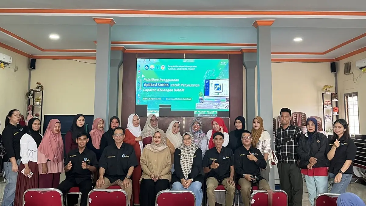 Tim PKM Dosen Jurusan Akutansi Politeknik Negeri Pontianak foto bersama pelaku usaha mikro, kecil, dan menengah (UMKM) di Desa Sungai Belidak, Kecamatan Sungai Kakap, Kabupaten Kubu Raya, dalam kegiatan literasi keuangan digital, Sabtu (15/8/2026).