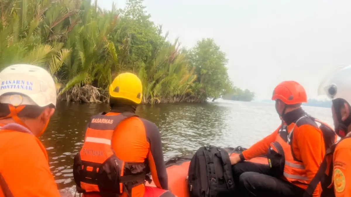 Tim SAR gabungan menyisir perairan Guntung Karawang, Kecamatan Batu Ampar, Kabupaten Kubu Raya, untuk mencari Mursal, warga Kayong Utara yang dilaporkan hilang dan diduga diterkam buaya saat memancing, Rabu (26/8). (ISTIMEWA)