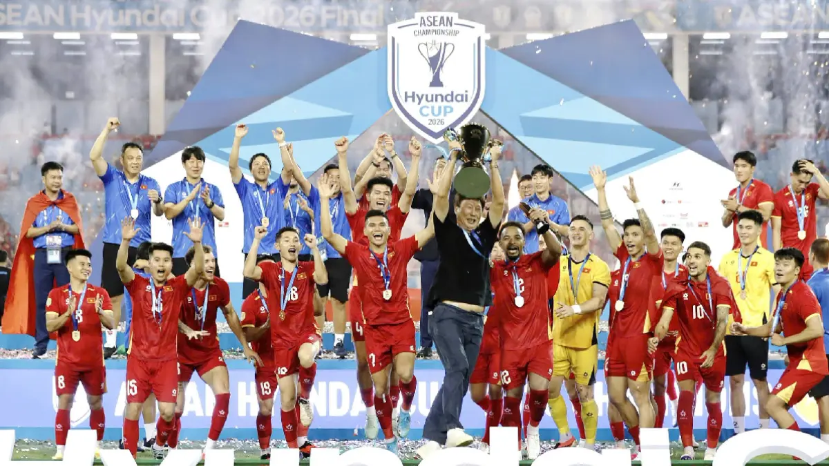 Vietnam merayakan keberhasilan menjuarai Piala AFF 2026 setelah menahan Thailand 2-2 dan menang agregat 4-2 di Stadion My Dinh.  (FB.VFF)