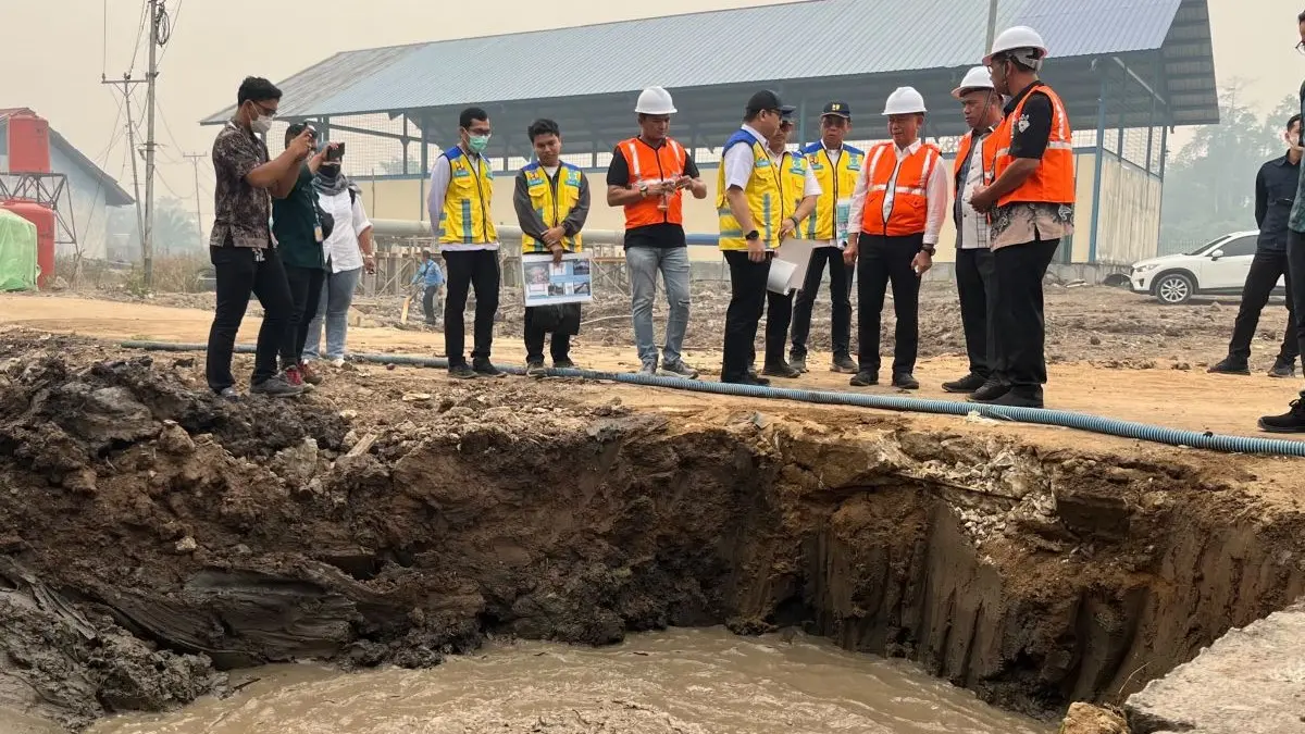 Wali Kota Pontianak Edi Rusdi Kamtono meninjau Waduk Penepat, di Kubu Raya Kamis (27/8/2026) (ANTARA/Sucia L)