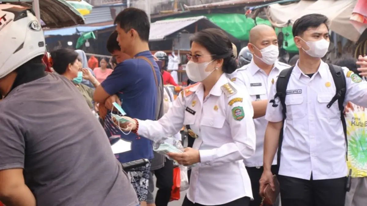 Wali Kota Singkawang Tjhai Chui Mie turun langsung membagikan masker kepada masyarakat.(MC Singkawang)
