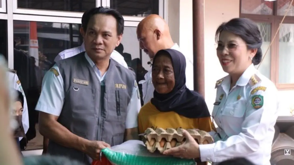 Wali Kota Tjhai Chui Mie menyerahkan bantuan permakanan untuk warga rentan di halaman Kantor Dinas Sosial PPPA Kota Singkawang, Rabu (26/8/2026). (MC Singkawang)