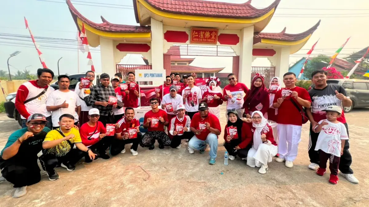 Pegawai PLN UP3 Pontianak bersama masyarakat antusias meramaikan Festival Gemilang Budaya Kalimantan Barat di Museum Kota Pontianak. Melalui kegiatan ini, PLN menghadirkan layanan langsung serta menyosialisasikan kemudahan program perpanjangan Promo Merdeka Daya dan akses digital melalui PLN Mobile.