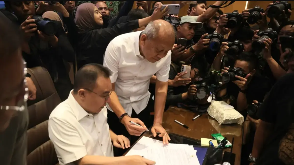 TEKEN PERJANJIAN: Wakil Ketua DPR RI Sufmi Dasco Ahmad menandatangani perjanjian bersama perwakilan Aliansi Masyarakat Pati Bersatu (AMPB) yang dipimpin Supriyono alias Botok di Gedung DPR RI, Jakarta, Kamis (27/8/2026). Perjanjian tersebut memuat komitmen pengesahan RUU Perampasan Aset paling lambat 15 Desember 2026. (DERY RIDWANSAH/JAWAPOS.COM)