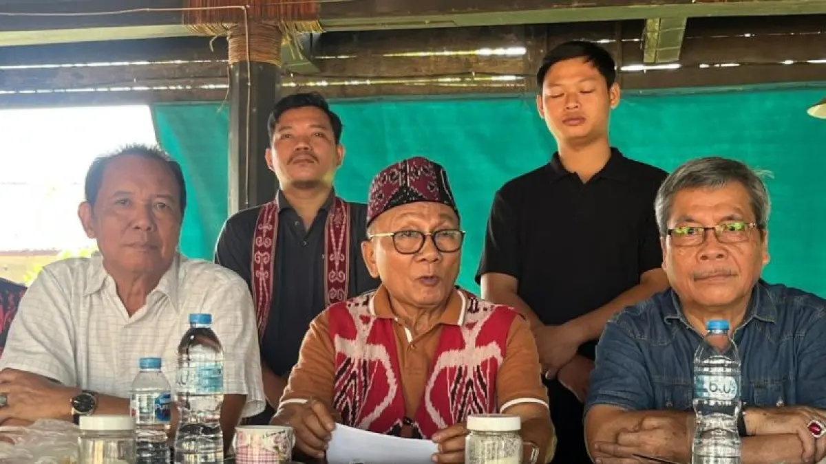 Ketua Umum DAD Kalbar Cornelius Kimha memberikan keterangan tegas penolakan rencana pencabutan perda yang mengatur pembukaan lahan berbasis kearifan lokal dan meminta pemerintah tidak menjadikan peladang tradisional sebagai kambing hitam penyebab karhutla. (ANTARA/Sucia Lucinda)