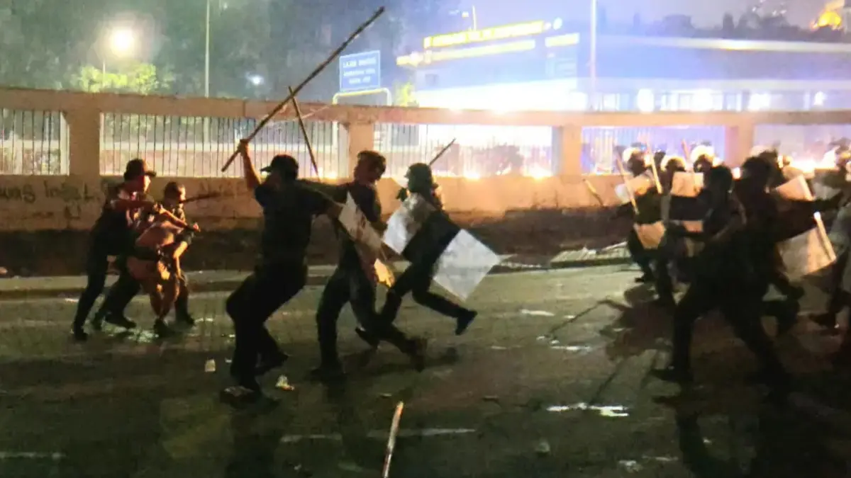 BENTROK: Polisi membubarkan paksa massa aksi yang dinilai mulai bertindak menjurus anarkis di depan gedung DPR/MPR, Kamis (27/8).&nbsp; (DERY RIDWANSAH/JAWAPOS.COM)