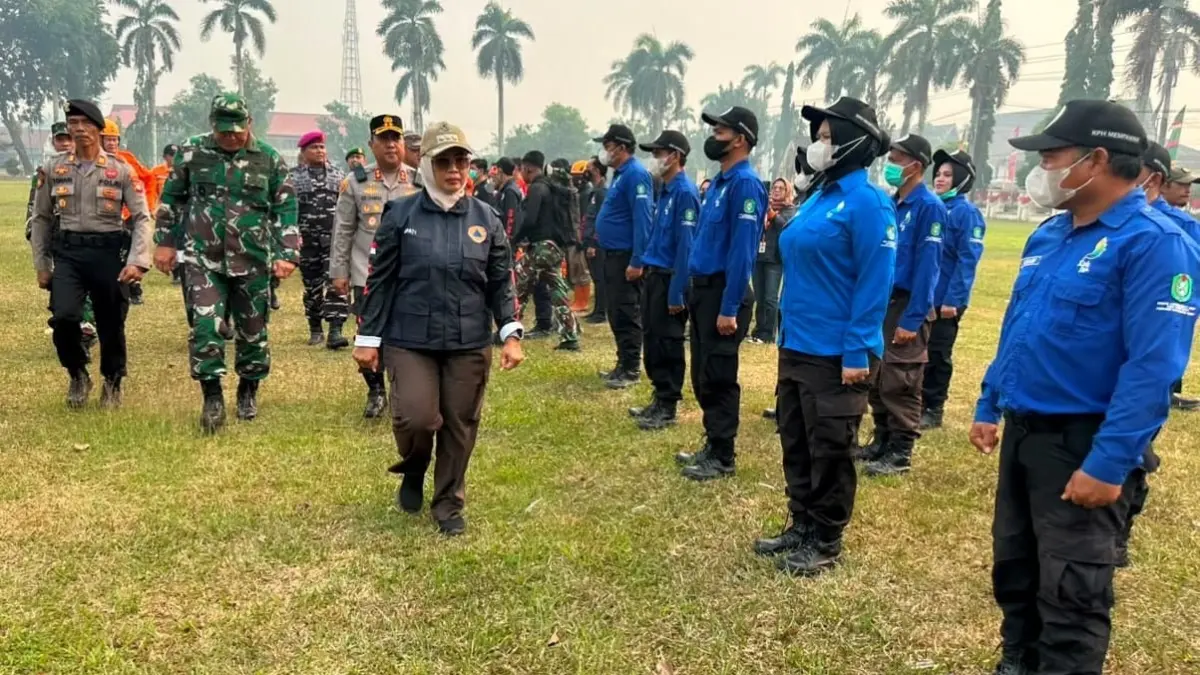 Bupati Erlina saat memimpin apel siaga dan gelar pasukan penanganan bencana asap akibat karhutla tahun 2026.