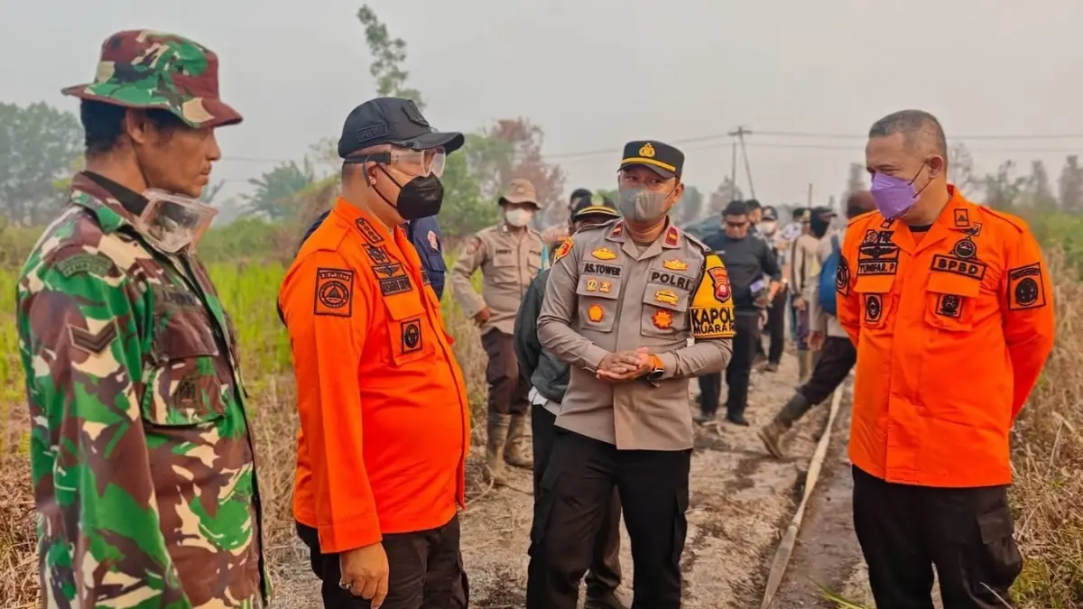Bupati Ketapang, Alexander Wilyo, meninjau lokasi kebakaran lahan di Desa Sungai Awan Kanan, Kecamatan Muara Pawan, Rabu (26/8). (ISTIMEWA)

